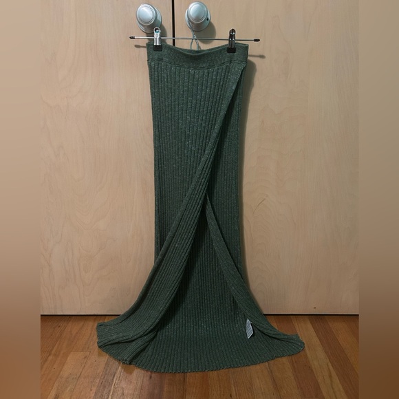 Free People forest green knit maxi skirt Size Small
Never worn! - Picture 3 of 4